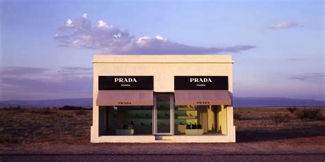 negozio prada nel deserto|Un finto negozio Prada nel mezzo del deserto del Texas.